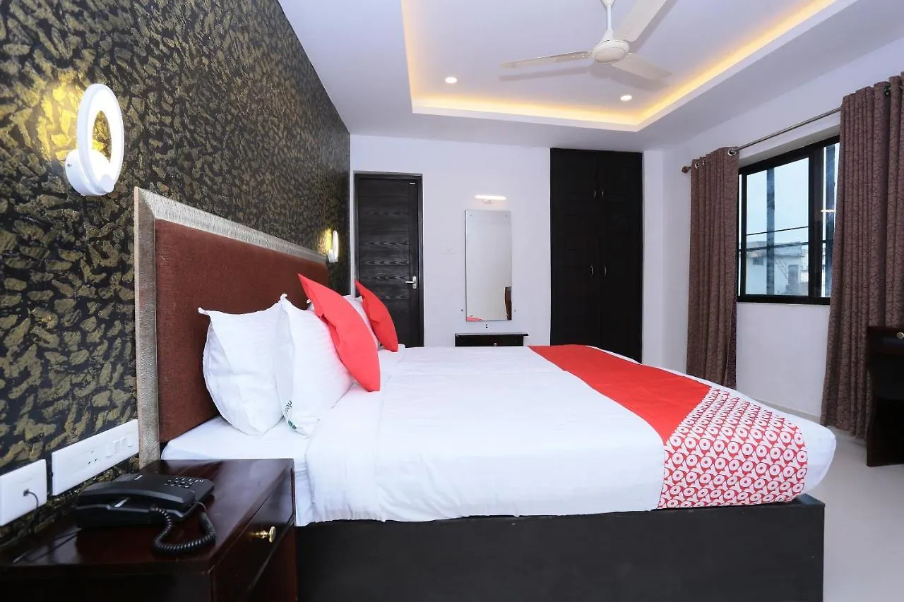 ***  Capital O 61059 Green Life Hotel Kochi India